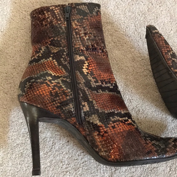 Stuart Weitzman snake print boot size 10 - Picture 4 of 8